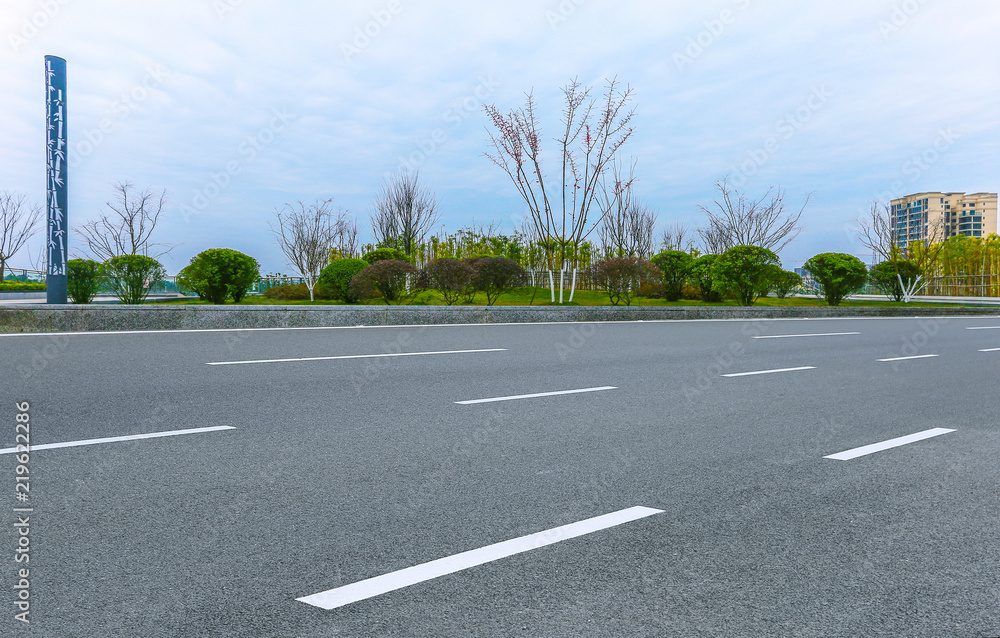 Obraz premium Modern city and asphalt highway