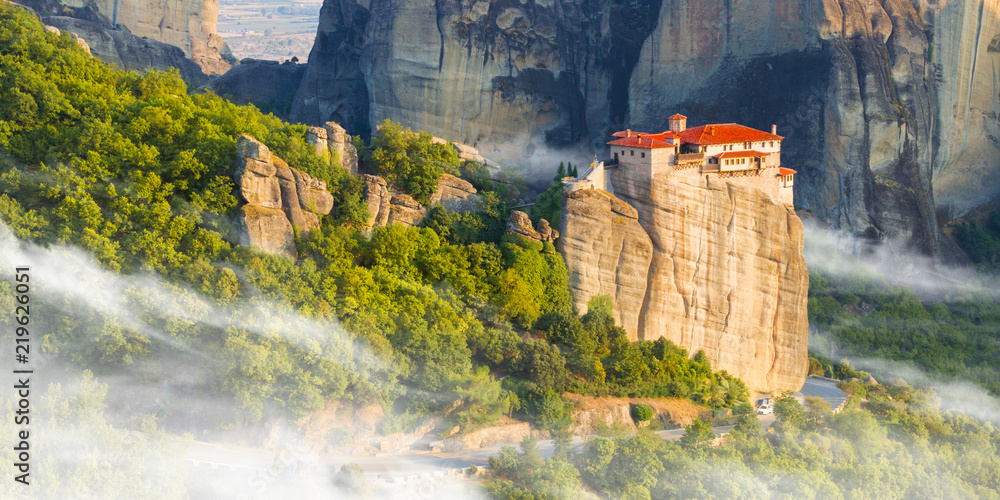 Naklejka premium Górska sceneria ze skałami Meteory i klasztorem, miejsce krajobrazowe klasztorów na skale.