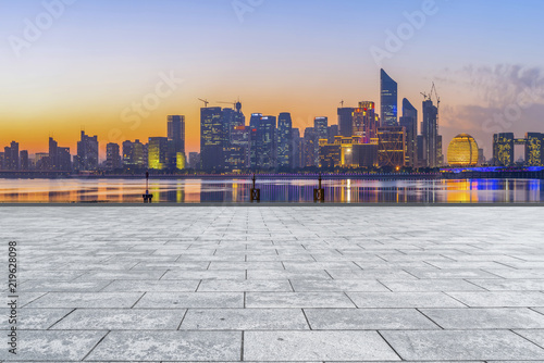 Square floor tiles and Hangzhou skyline © 昊 周