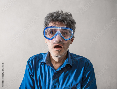 uomo buffo con maschera da sub © Photobeps