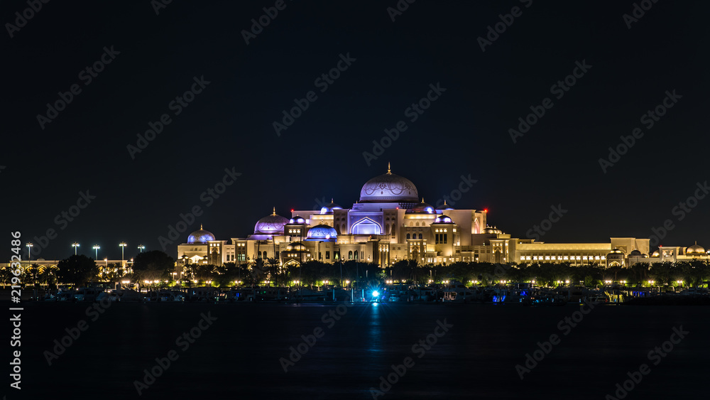 Beleuchtete Gebäude in abu Dhabi bei Nacht