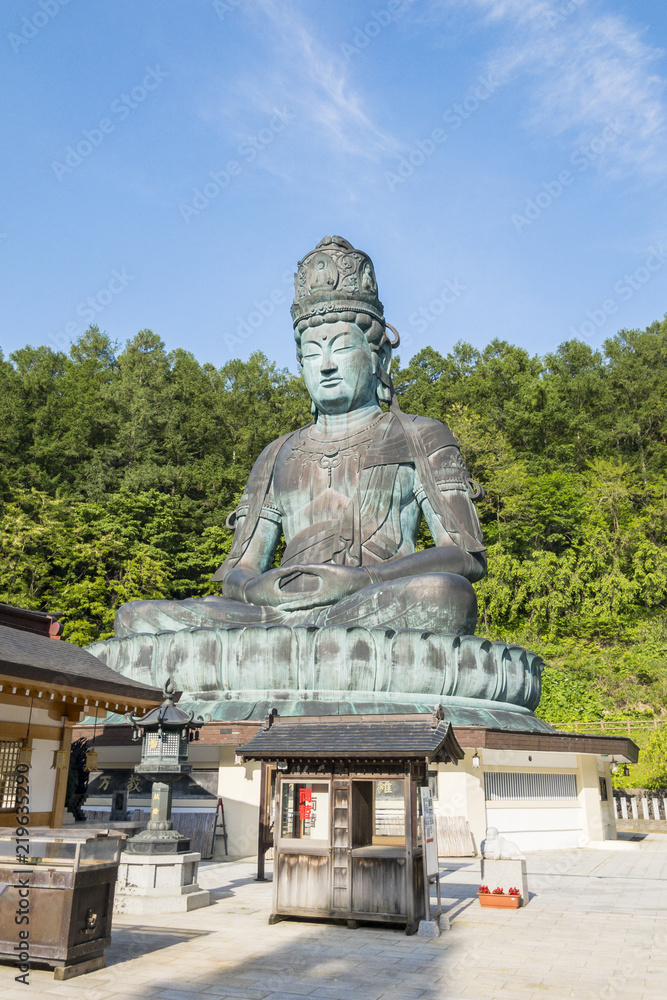 青い大仏と青空