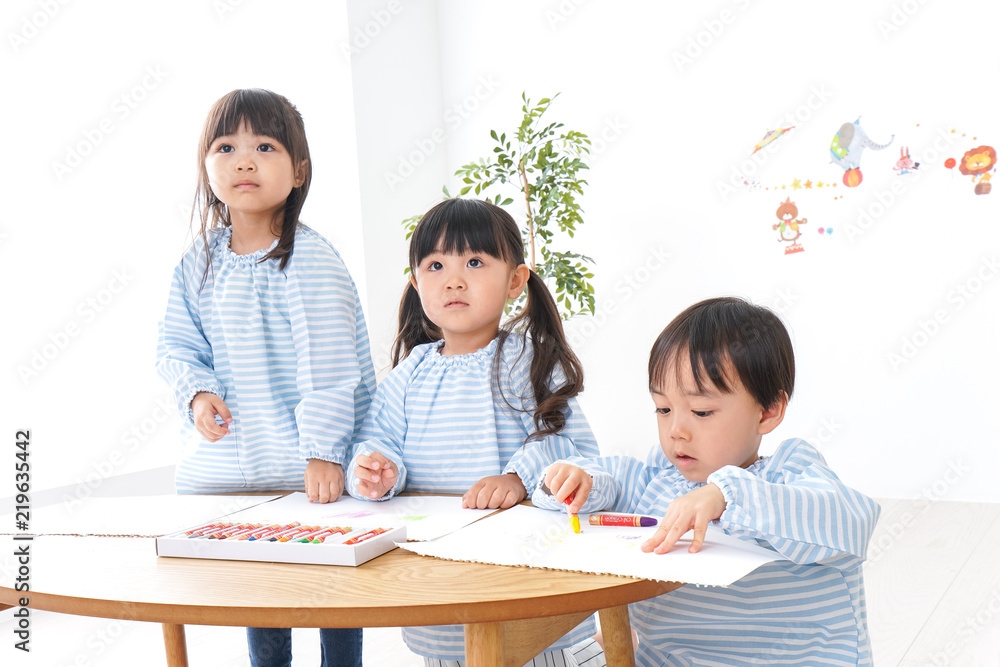 幼稚園でお絵かきをする子ども