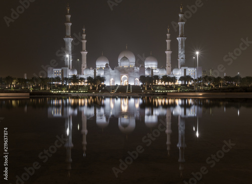 Abu Dhabi - the Sheikh Zayed Mosque is the most recognizable landmark in Abu Dabhi. Here in particular a glimpse of its wonderful architecture