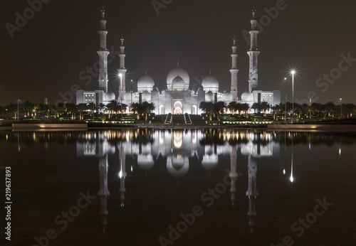 Abu Dhabi - the Sheikh Zayed Mosque is the most recognizable landmark in Abu Dabhi. Here in particular a glimpse of its wonderful architecture