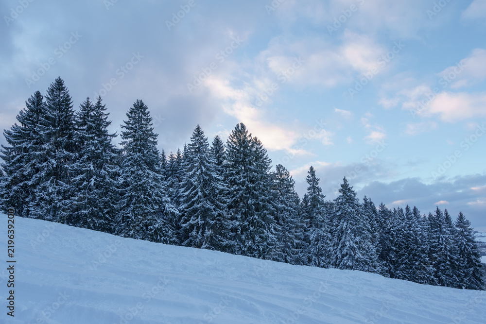 Sonnenuntergang beim Wandern im Schnee in Füssen