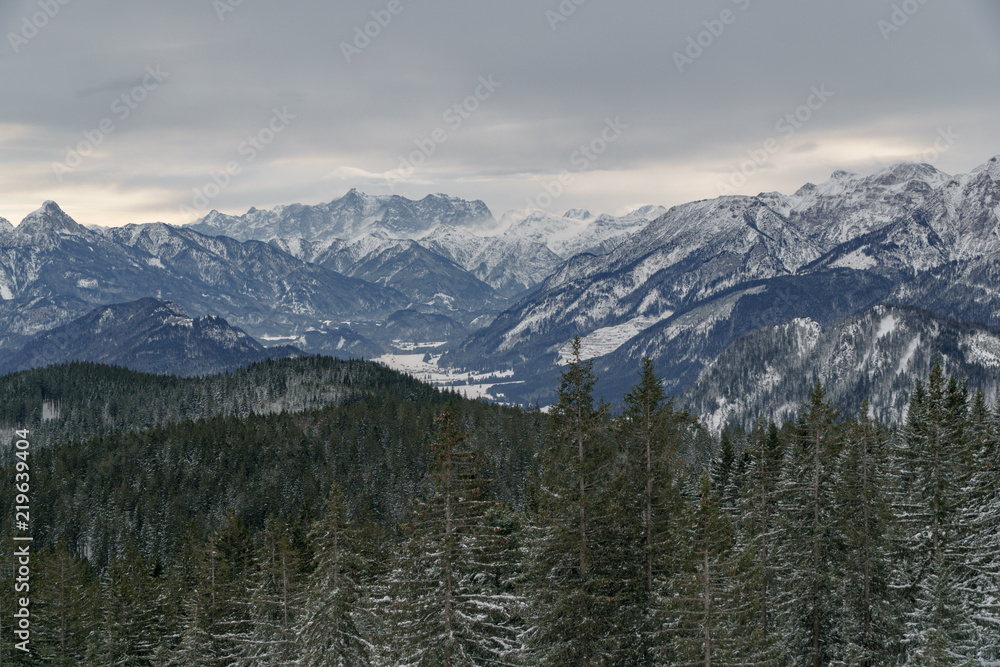 Verschneite Bergwelt beim Wandern im Schnee in Füssen