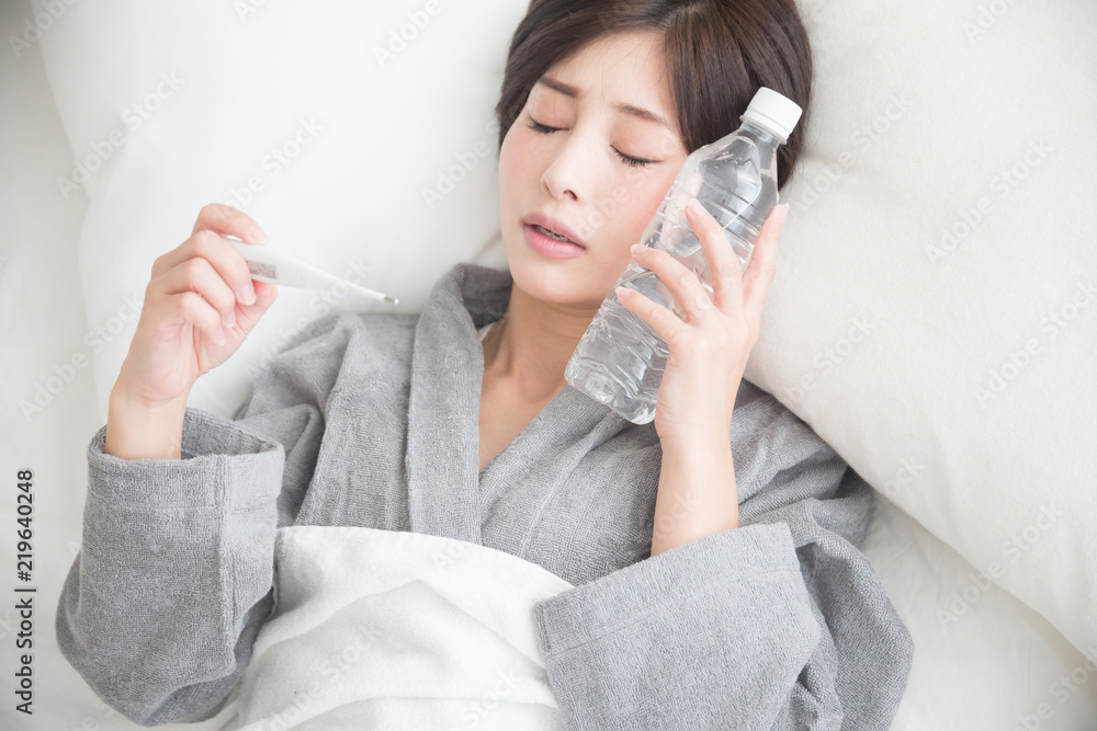 体調不良・ベッド・女性 体調不良・ベッド・女性