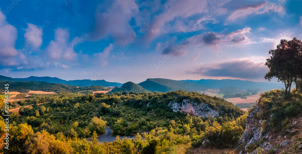 Obraz premium atardecer y amanecer en montes vascos, euskadi, españa