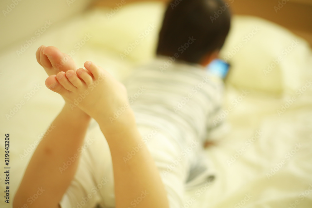ゲームする男の子 ゲームする男の子