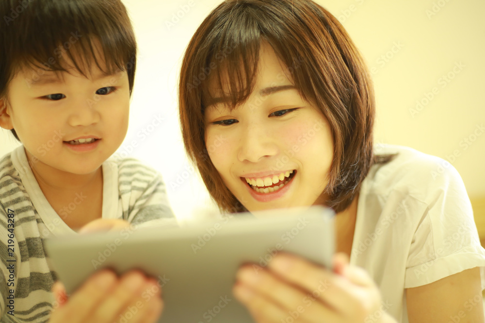 タブレット端末を使う親子 タブレット端末を使う親子