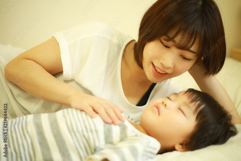 寝かせつける母親 寝かせつける母親