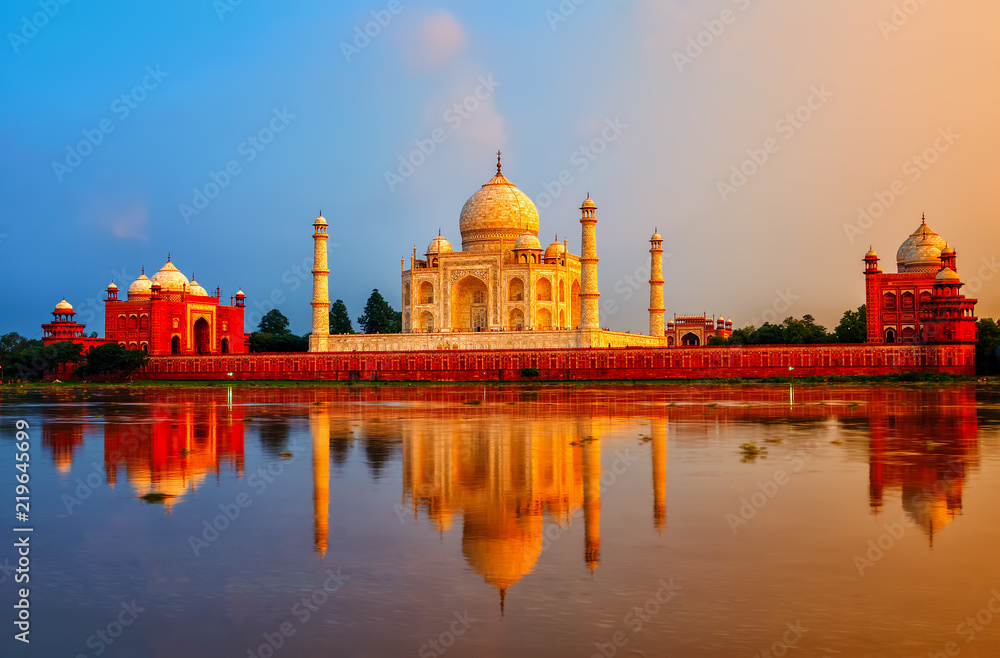 Taj Mahal, Agra, India, on sunset - obrazy, fototapety, plakaty 