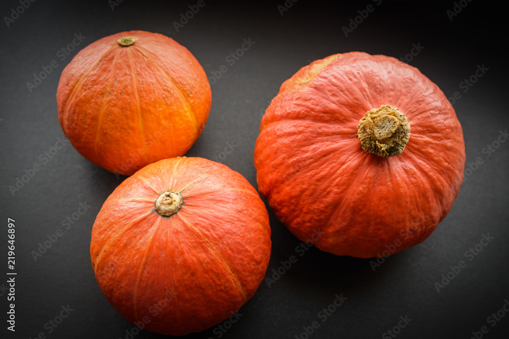 Obraz premium Pumpkins on dark background.