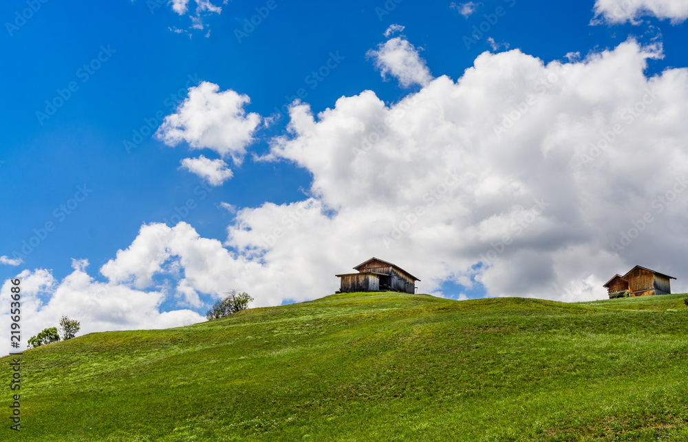 Obraz premium Alpine landscape with traditional cabins