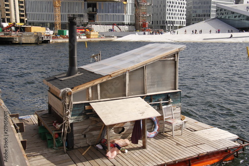 Photography Maison flottante sur le port de Oslo, Norvège