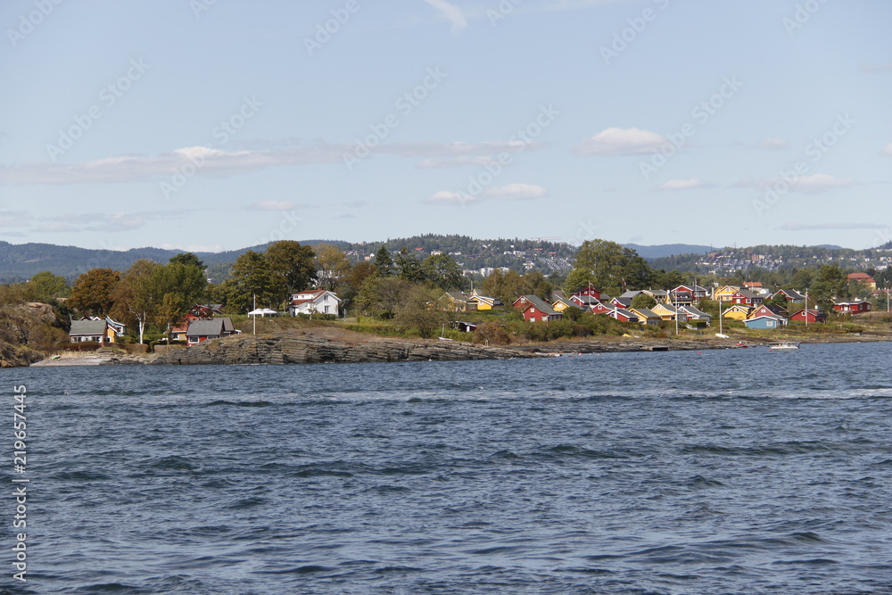 Maisons sur une île du fjord de Oslo, Norvège