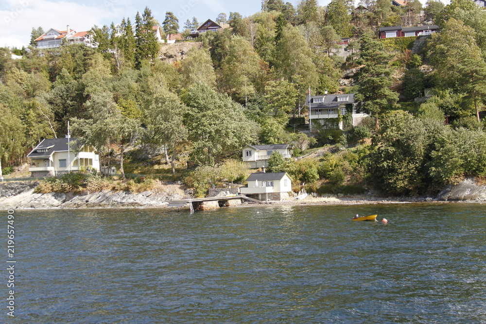 Maisons sur une île du fjord de Oslo, Norvège