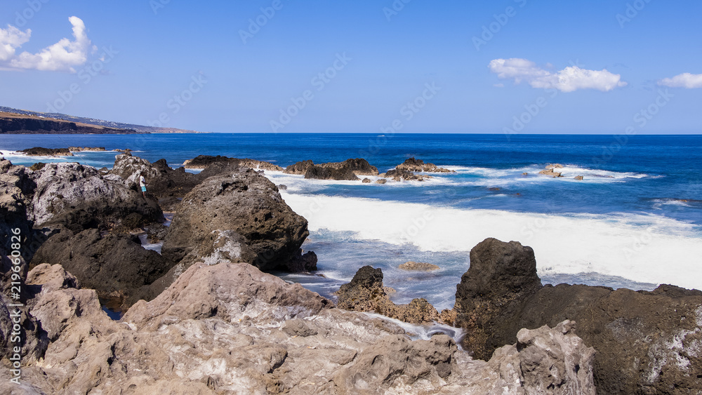 mer et rocher dans l'océan