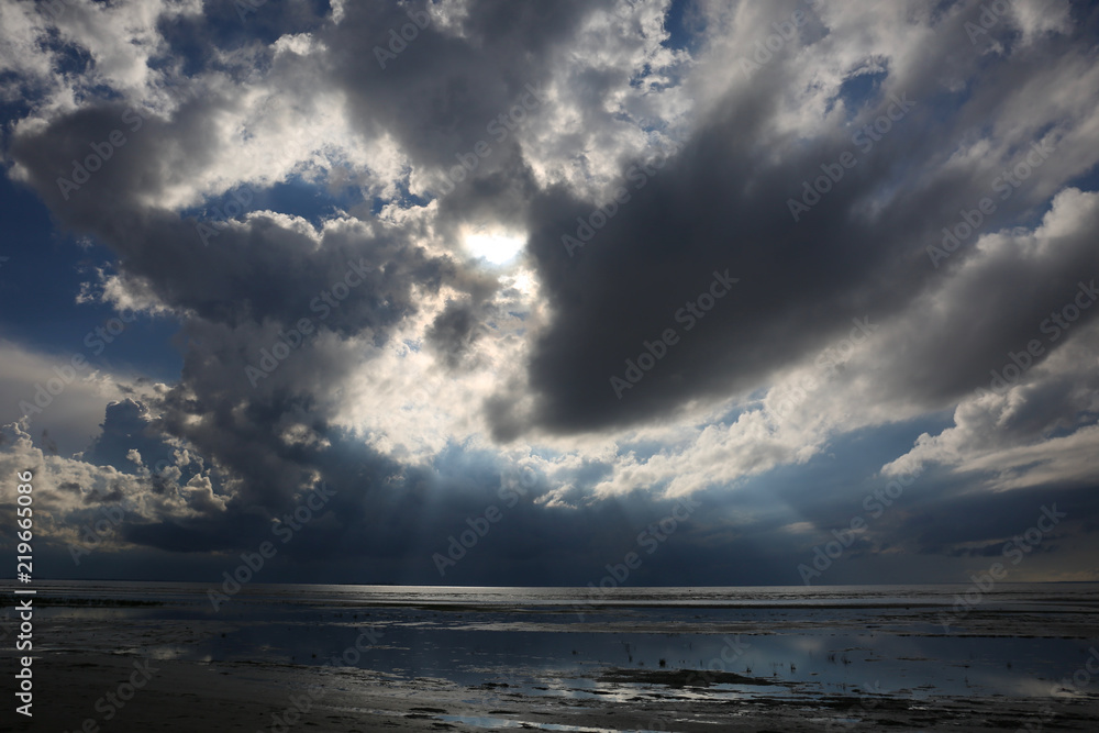 Fototapeta premium the sun through the clouds
