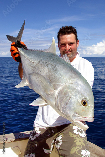 Scène de pêche en mer. pêcheur tenant une carangue, pêche dans l'océan Indien à Madagascar. big game fishing ou deep sea fishing. 