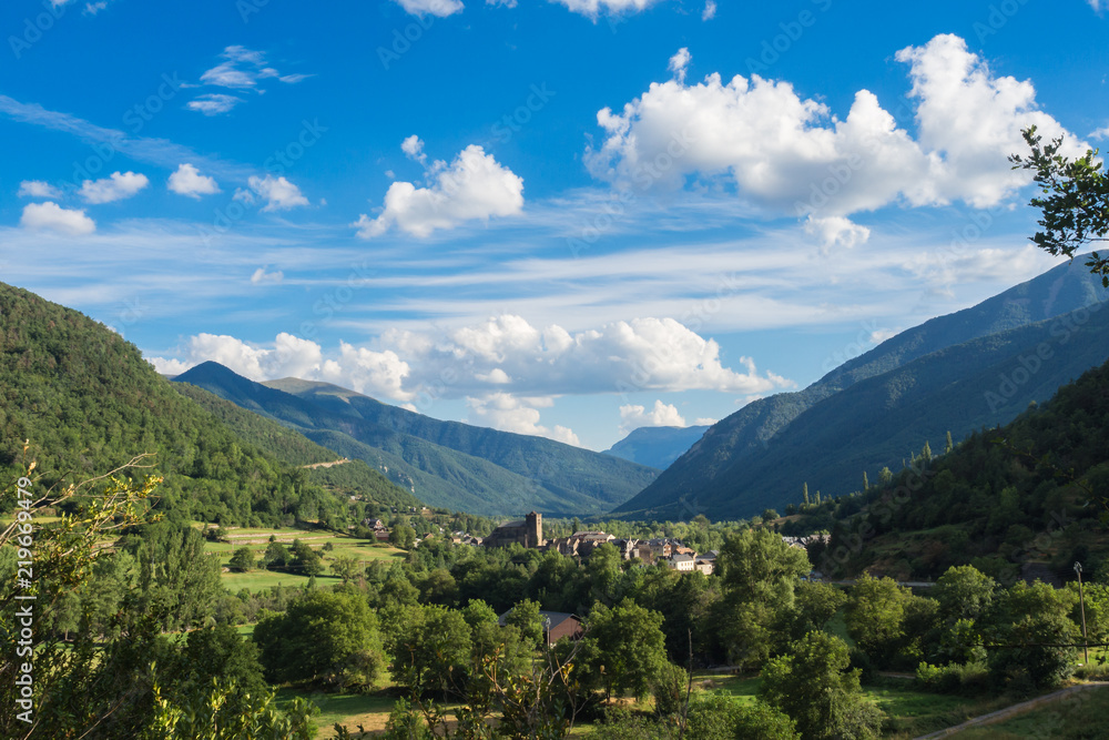 Obraz premium Broto, church with the mountains at bottom, Pyrinees