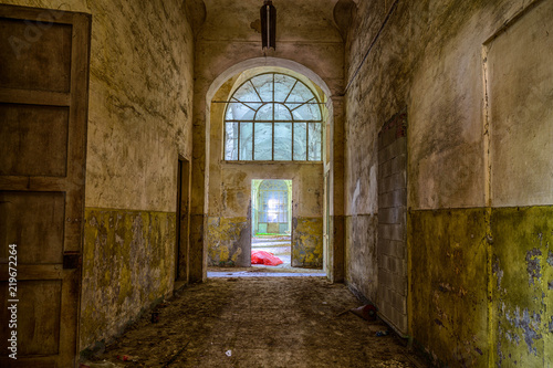 Verlassene Psychiatrische Klinik und Geisterhaus © UrbanExplorer