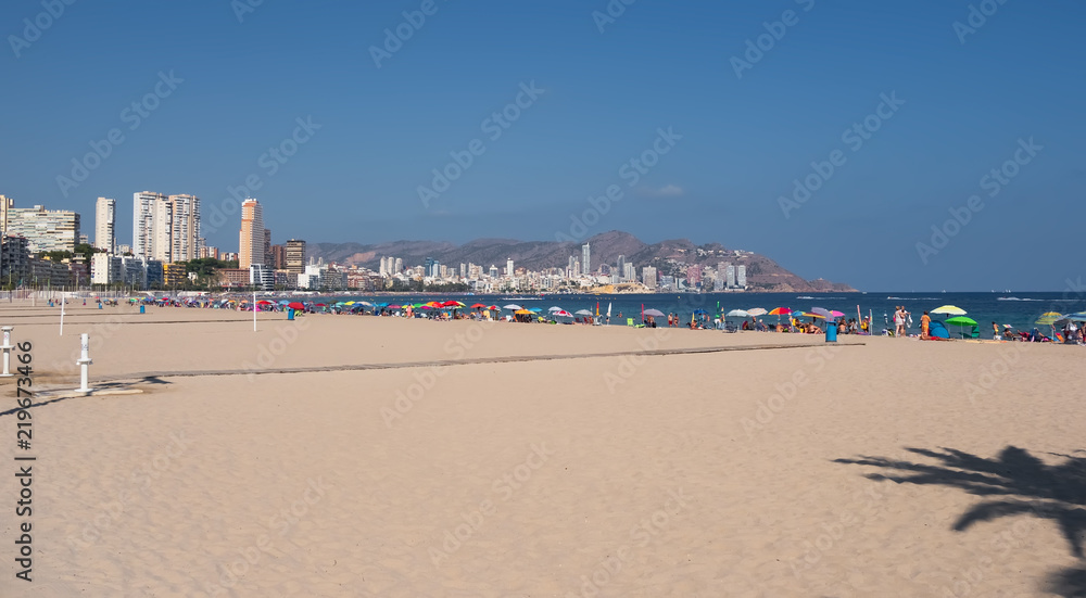 Turistas en la playa de poniente de Benidorm,Alicante,España, en verano 