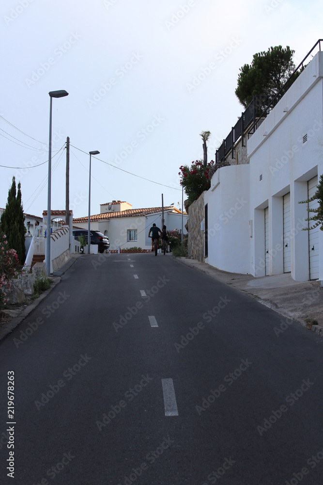 homme faisant du vtt sur hauteur de Roses 