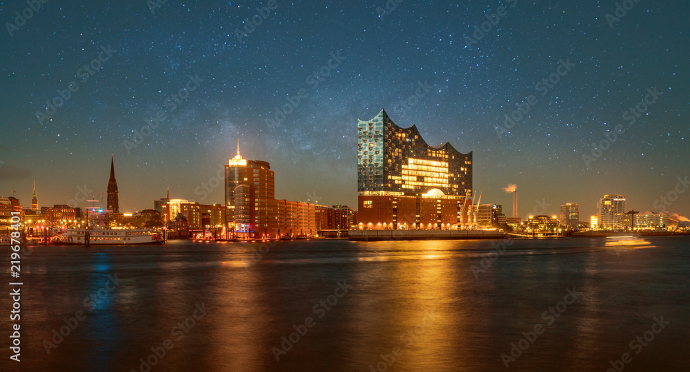 Hamburger Hafenpanorama mit Elbphilharmonie Hamburger Hafenpanorama mit Elbphilharmonie