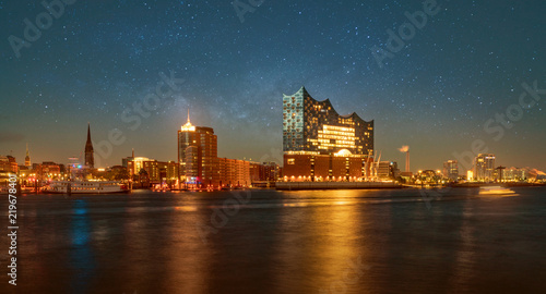 Hamburger Hafenpanorama mit Elbphilharmonie photo