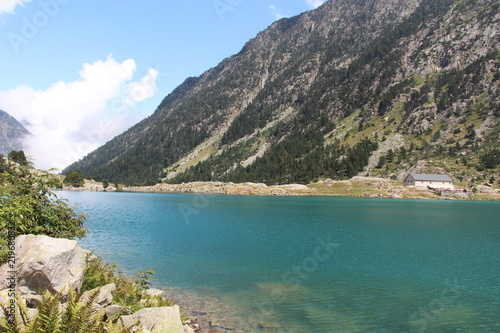 Fototapeta Naklejka Na Ścianę i Meble -  Lac de montagne Gaube eau turquoise Cauterets Pyrénées France temps ensoleillé