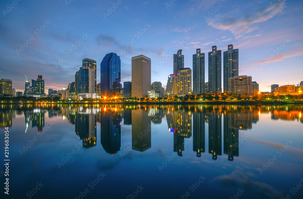 Fototapeta premium nocne światło budynek miasta Skyline wieżowiec w centrum miasta landmark w Bangkoku Tajlandia dla biznesu i podróży.