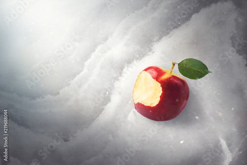 Fotografia Fairy tale tale concept with poisoned bitten red apple laying on marble