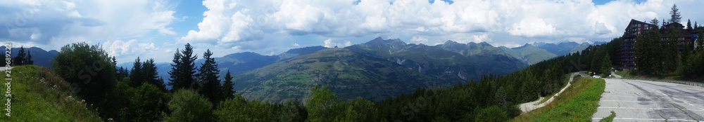 Vue panoramique dans les Alpes françaises - Paysage montagne