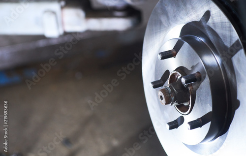 Replacing the brake disc in a passenger car. © cameravit