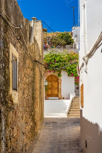 Obraz Piękna grecka wąska ulica w zabytkowym Lindos na wyspie Rodos. Dodekanez, Grecja.