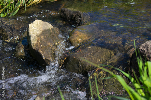 natürlicher Steindamm in klar fließendem Wasser