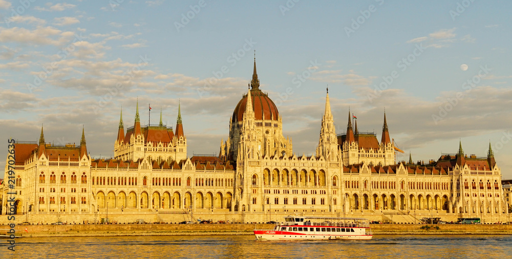 Fototapeta premium Budapest parliament at sunset