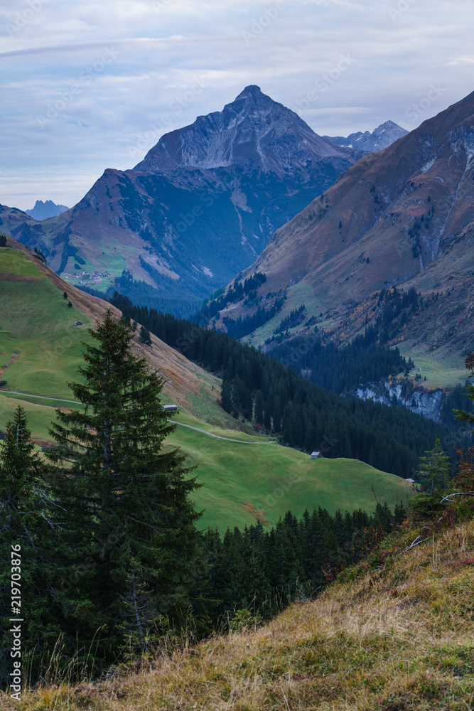 Obraz premium Herstfarben colorieren die Landschaft bei Oberlech in Österreich