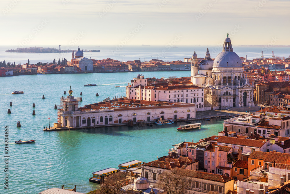 Fototapeta premium Widok z lotu ptaka na Canal Grande i Bazylikę Santa Maria della Salute, Wenecja, Włochy. Wenecja to popularna miejscowość turystyczna w Europie. Wenecja, Włochy.