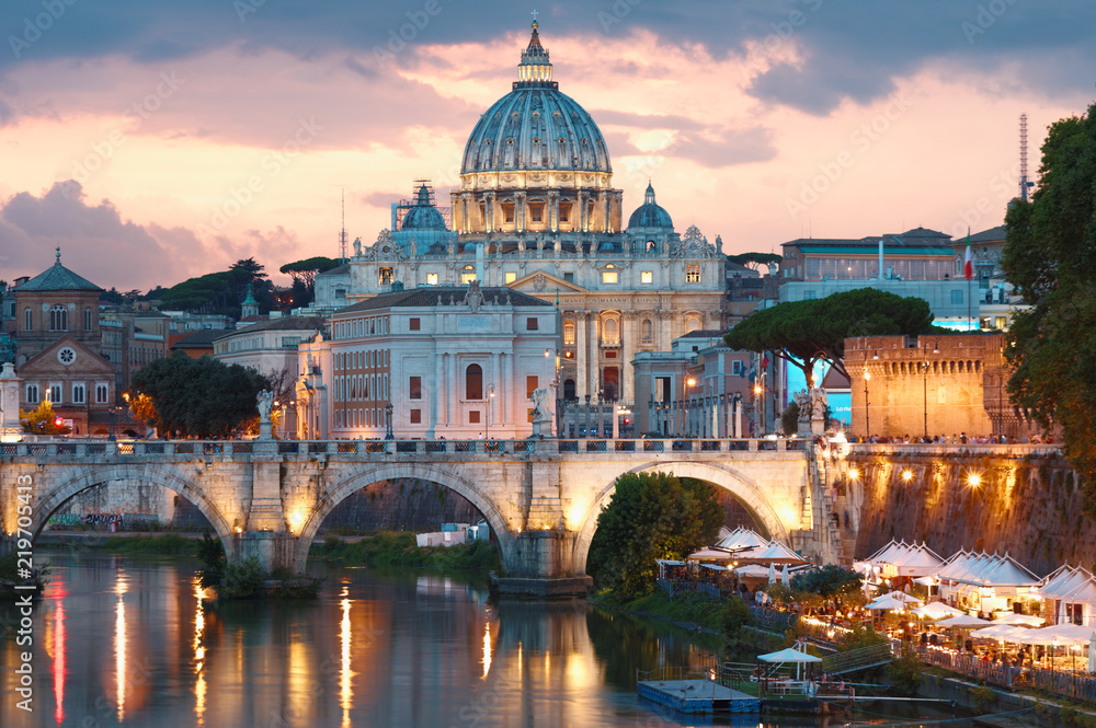 Naklejka premium Nocny widok na Ponte Sant'Angelo i Vaticano w Rzymie, Włochy