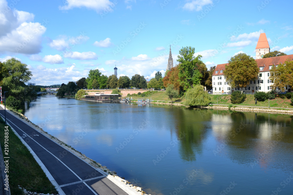 Fototapeta premium Allemagne- Ulm - Le Danube en ville