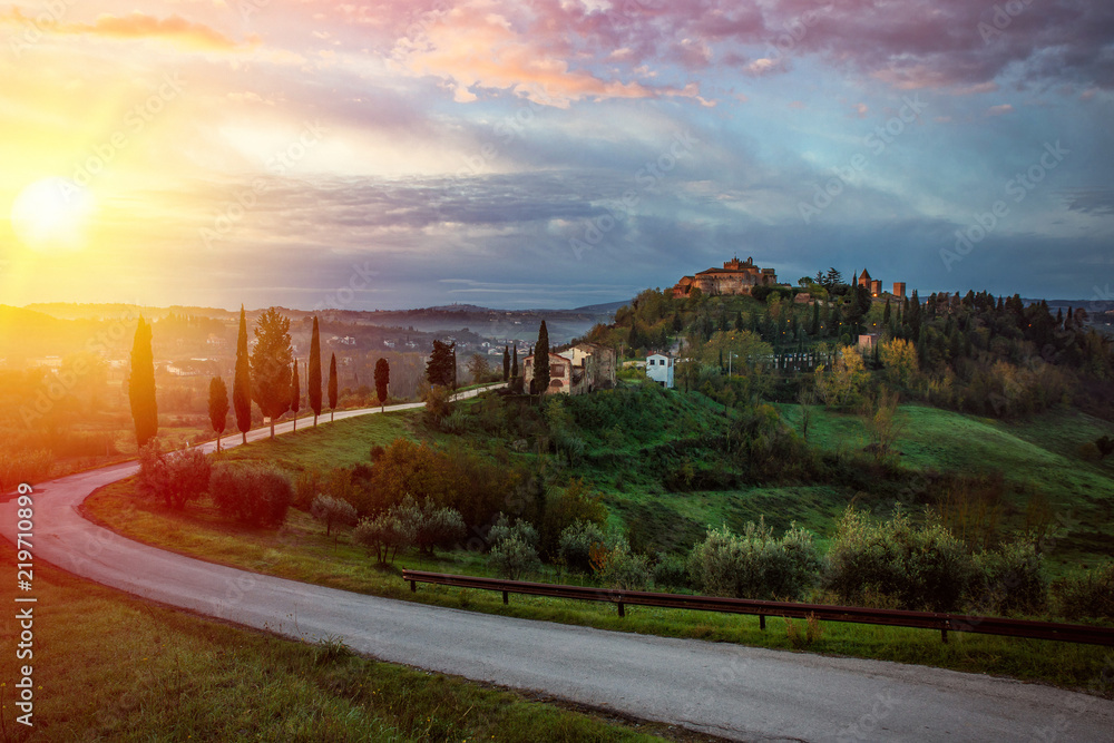 Obraz premium Sunset over the winding road with cypresses in Tuscany