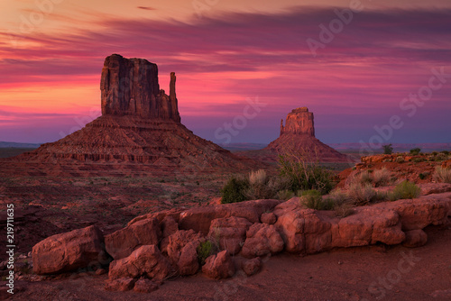 Foto Dusk at the mittens, Monument Valley, Arizona