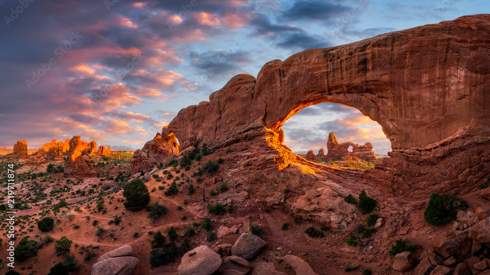 Fototapeta premium Natural arch at sunset, Arches National Park, Utah