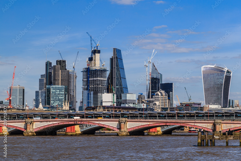 Widok na wieżowce w Londynie - obrazy, fototapety, plakaty 