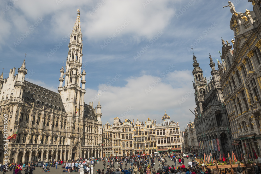 Fototapeta premium Grand Place in a beautiful summer day in Brussels, Belgium