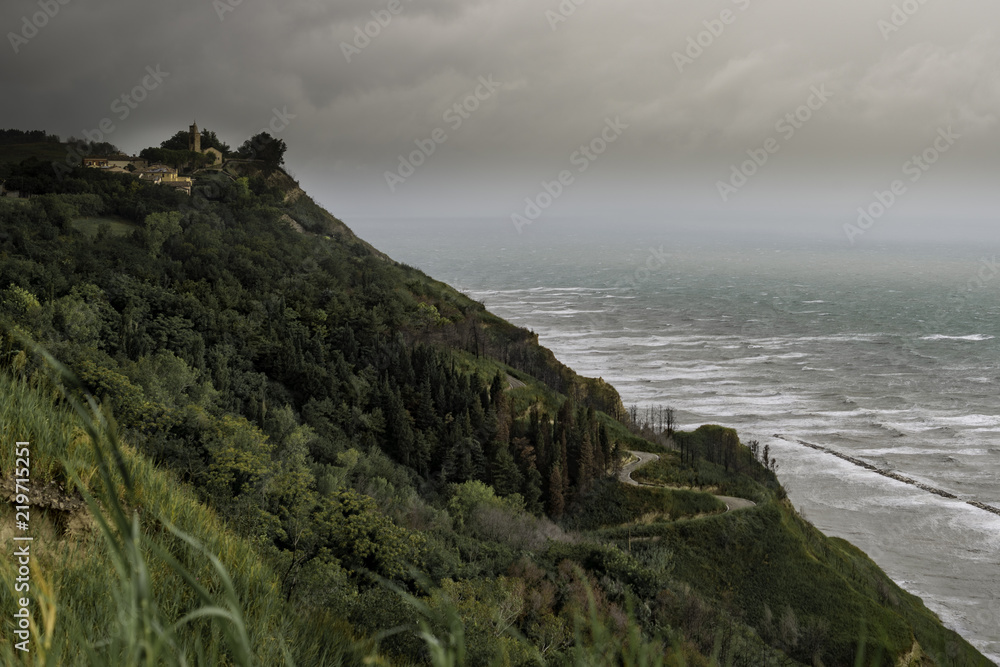 Fiorenzuola di Focara veduta sul mare adriatico