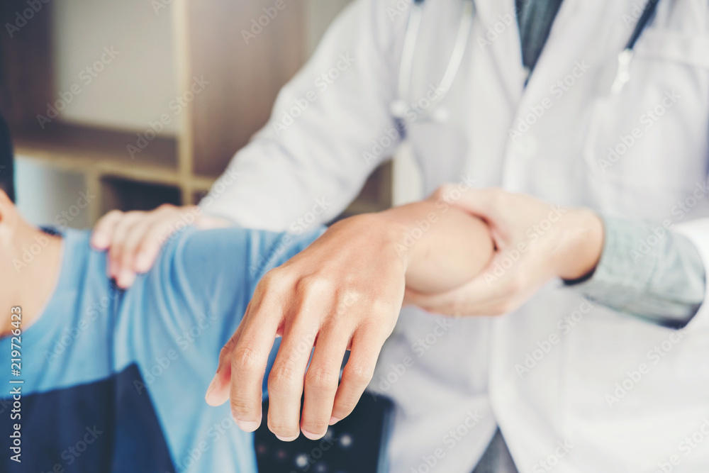Doctor consulting with patient Shoulder problems Physical therapy diagnosing concept Doctor consulting with patient Shoulder problems Physical therapy diagnosing concept